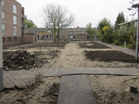 907854 Gezicht op de herinrichting van het binnenterrein op de Veenhof te Utrecht, vanaf de Lauwerecht; op de ...